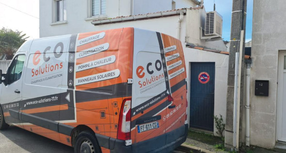 véhicule professionnel Eco Solutions chez un client pour le dépannage de son chauffage au sol